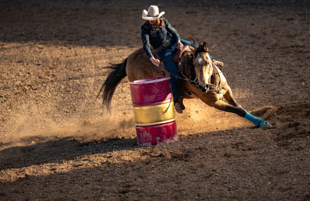 Barrel Racing Bonanza: Tempo, Agilität und Präzision auf dem Pferderücken